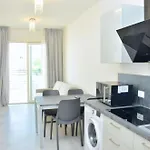 Salt Air And Soft Light Flat In Sunny Apartment *