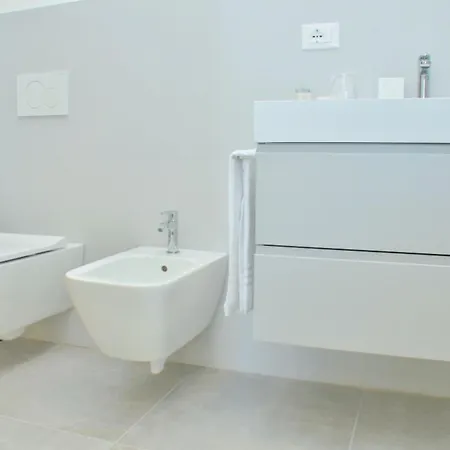 Salt Air And Soft Light Flat In Sunny 비비오네