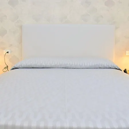 Salt Air And Soft Light Flat In Sunny Апартаменты