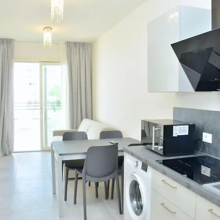 Salt Air And Soft Light Flat In Sunny 아파트 *