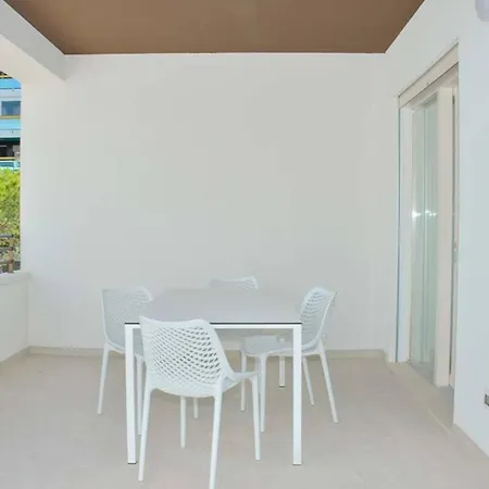 Апартаменты Salt Air And Soft Light Flat In Sunny *