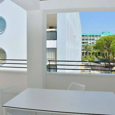 Salt Air And Soft Light Flat In Sunny 비비오네